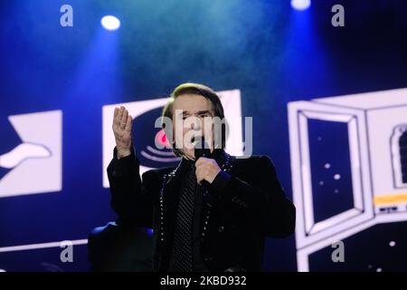 Il cantante Raphael durante la sua esibizione 'RESinphonico Tour 2019' nel Wizink Center di Madrid, Spagna, il 19 dicembre 2019. (Foto di Antonio Navia/NurPhoto) Foto Stock