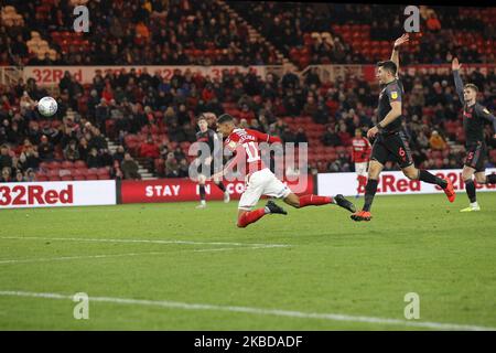 Ashley Fletcher di Middlesbrough li dirige a livello 1-1 mentre Danny Batth di Stoke City si appella per la partita di campionato Sky Bet tra Middlesbrough e Stoke City al Riverside Stadium di Middlesbrough venerdì 20th dicembre 2019. (Foto di Mark Fletcher/MI News/NurPhoto) Foto Stock