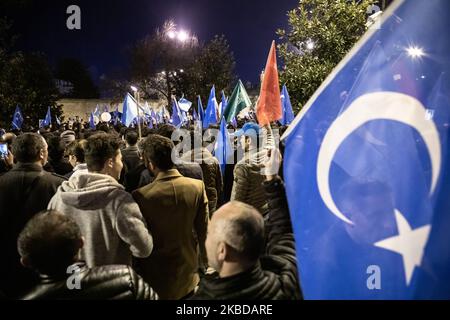 Migliaia di persone partecipano a una dimostrazione di "grido" contro la persecuzione cinese degli uiguri nello Xinjiang, alla Moschea di Fatih il 20 dicembre 2019 a Istanbul, in Turchia. (Foto di Onur Dogman/NurPhoto) Foto Stock