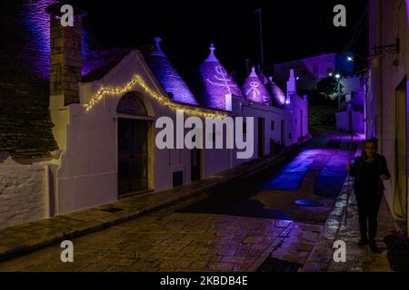 Le luci di Natale illuminano i trulli di Alberobello, in occasione del Natale 2019 il 21 dicembre Uno spettacolo di colori e luci invade i trulli per le vacanze, trasformando questo sito storico, patrimonio dell'umanità dell'UNESCO, in un vero e proprio mondo magico. (Foto di Davide Pischettola/NurPhoto) Foto Stock