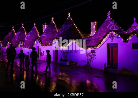 Le luci di Natale illuminano i trulli di Alberobello, in occasione del Natale 2019 il 21 dicembre Uno spettacolo di colori e luci invade i trulli per le vacanze, trasformando questo sito storico, patrimonio dell'umanità dell'UNESCO, in un vero e proprio mondo magico. (Foto di Davide Pischettola/NurPhoto) Foto Stock