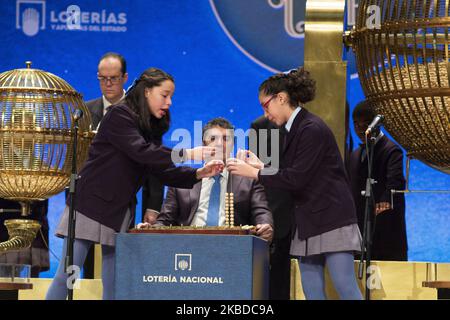 Gli allievi della scuola di San Ildefonso cantano il vincitore numero 26590, che rappresenta un incasso di 4 milioni (?2,9 milioni) di euro, durante l'estrazione della lotteria di Natale spagnola ''El Gordo'' (la Fat One) al Teatro reale di Madrid il 22 dicembre 2019 Spagna (Foto di Oscar Gonzalez/NurPhoto) Foto Stock