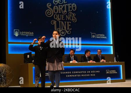 Allievo della scuola di San Ildefonso, tiene la palla del primo premio vincitore durante l'estrazione della lotteria di Natale spagnola denominata 'El Gordo' (Fat One) al Teatro Real il 22 dicembre 2019 a Madrid, Spagna. Il numero vincente di quest'anno è 26590, con un totale di 4 milioni di euro per il premio più alto da condividere tra dieci titolari di biglietti. (Foto di Antonio Navia/NurPhoto) Foto Stock