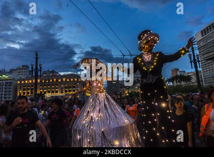 Portando la magia del Natale attraverso uno spettacolo incredibile, unico ed emozionante, artisti e ballerini sfilati attraverso il Centro storico di San Paolo, Brasile, il 22 dicembre 2019 nella 1st edizione di Parata delle luci! Creata dai produttori Tais Somaio e Fernando Vieira, la Parata delle luci fa parte del progetto del Festival di Natale di San Paolo e si è svolta a Triangulo SP, Che porta un taglio speciale del centro di Sao Paulo dove sono i principali edifici storici della città, tra cui il Largo Sao Bento, Pateo do Collegio e Largo Sao Francisco. (Foto di Cris FAGA/NurPhoto) Foto Stock