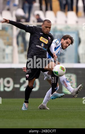 Jonathan Biabiany di Trapani Calcio 1905 e Luca Palmiero di Pescara Calcio 1936 lottano per la palla durante la partita italiana della Serie B 2019/2020 tra Pescara Calcio 1936 e Trapani Calcio 1905 allo Stadio Adriatico Giovanni Cornacchia il 22 dicembre 2019 a Pescara, Italia. (Foto di Danilo di Giovanni/NurPhoto) Foto Stock