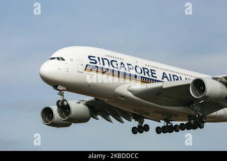 Singapore Airlines Airbus A380, in particolare gli aeromobili A380-841 visti all'atterraggio finale presso l'aeroporto internazionale John F. Kennedy JFK di New York il 14 novembre 2019. Il velivolo a lunga percorrenza, a doppio ponte e a cassone largo ha la registrazione 9V-SKJ ed è alimentato da motori a getto 4x RR ( Rolls Royce ). Singapore SQ, sia è la compagnia aerea di bandiera di Singapore, con una base nel suo hub Changi Airport SIN WSSS, un membro della Star Alliance Aviation Alliance. La compagnia aerea è stata premiata da Skytrax come migliore compagnia aerea del mondo. (Foto di Nicolas Economou/NurPhoto) Foto Stock