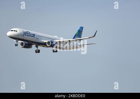 JetBlue Airways Airbus A321, in particolare A321-231(WL) come visto sull'atterraggio finale di avvicinamento a New York John F. Kennedy International Airport JFK / KJFK. L'aereo ha la registrazione N996JL, il nome ' non odio me perché sono Bluetiful ', 200 configurazione di posti a sedere economy e 2x motori a reazione IAE. La compagnia aerea, B6, JBU, JETBLUE è un importante vettore economico a basso costo, il settimo- argest negli Stati Uniti con una base operativa a New York-JFK, che opera più di 1000 voli giornalieri in rete nazionale e internazionale. (Foto di Nicolas Economou/NurPhoto) Foto Stock