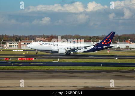 Brussels Airlines Airbus A330-200 come visto durante il decollo in fase di rotazione, in partenza dalla pista dall'aeroporto EBBR Zaventem di Bruxelles il 19 novembre 2019. L'aereo ha la registrazione OO-SFT, 2x motori a reazione PW e il vettore aereo è un membro della Star Alliance Aviation Alliance. Brussels Airlines SN bel BEELINE è la compagnia di bandiera belga, parte del gruppo Lufthansa con 62 flotta di aerei a reazione e 120 destinazioni. (Foto di Nicolas Economou/NurPhoto) Foto Stock