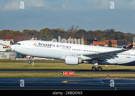 Brussels Airlines Airbus A330-200 come visto durante il decollo in fase di rotazione, in partenza dalla pista dall'aeroporto EBBR Zaventem di Bruxelles il 19 novembre 2019. L'aereo ha la registrazione OO-SFT, 2x motori a reazione PW e il vettore aereo è un membro della Star Alliance Aviation Alliance. Brussels Airlines SN bel BEELINE è la compagnia di bandiera belga, parte del gruppo Lufthansa con 62 flotta di aerei a reazione e 120 destinazioni. (Foto di Nicolas Economou/NurPhoto) Foto Stock