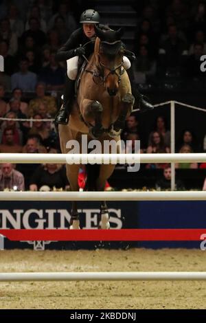 Holly Smith cavalca Hearts Destiny durante il Turkish Airlines Olympia Grand Prix ad Olympia, Londra, domenica 22nd dicembre 2019. (Foto di Jon Bromley/MI News/NurPhoto) Foto Stock