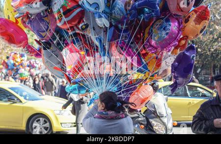 Un venditore di strada che vende palloncini in piazza Sydagma , ad Atene , in Grecia , il 23 dicembre 2019. (Foto di Giannis Alexopoulos/NurPhoto) Foto Stock