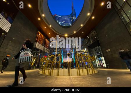 Veduta generale dell'architettura di Piazza Gae Aulenti durante il periodo natalizio a Milano, il 23 dicembre 2019. (Foto di Alberto Pezzali/NurPhoto) Foto Stock