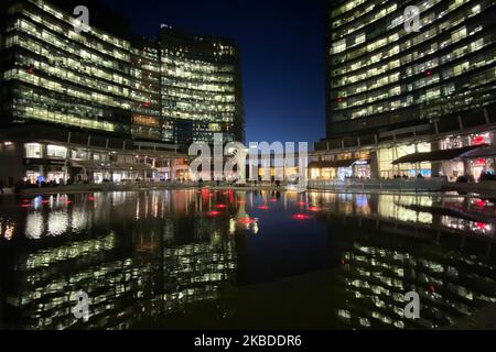 Veduta generale dell'architettura di Piazza Gae Aulenti durante il periodo natalizio a Milano, il 23 dicembre 2019. (Foto di Alberto Pezzali/NurPhoto) Foto Stock