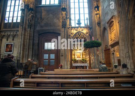 All'interno della chiesa cattedrale di Santo Stefano o Stephansdom a Stephansplatz, Wien. Santo Stefano è stato costruito nel 1160 in stile romanico gotico architettura. È la chiesa madre dell'Arcidiocesi cattolica di Viena e sede dell'arcivescovo. La chiesa è attiva oggi, monumento vivente, essendo una delle attrazioni più visitate dai turisti. 4 dicembre 2019 - Vienna, Austria (Foto di Nicolas Economou/NurPhoto) Foto Stock