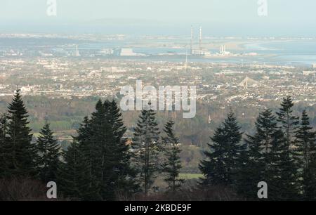 Una vista di Dublino da un punto panoramico sulla Old Military Road nelle montagne di Dublino. Lunedì 23 dicembre 2019 a Dublino, Irlanda. (Foto di Artur Widak/NurPhoto) Foto Stock