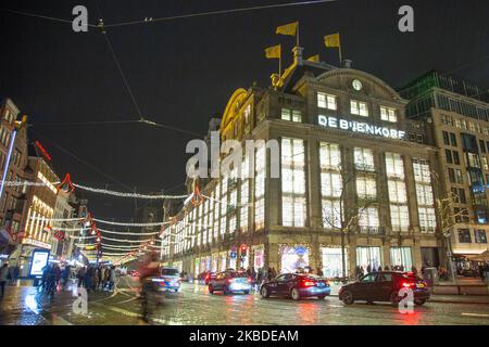 Il centro commerciale Bijenkorf di notte in piazza Dam ad Amsterdam. Decorazione natalizia nel centro di Amsterdam, nei Paesi Bassi, con migliaia di turisti e visitatori che vanno a fare shopping, camminando per le strade con borse e scattando foto con gli edifici tradizionali illuminati e le installazioni festive. 19 dicembre 2019 - Amsterdam, Paesi Bassi (Foto di Nicolas Economou/NurPhoto) Foto Stock