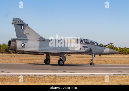 Un Dassault Mirage 2000 dell'HAF dell'aeronautica ellenica della Grecia come visto in una dimostrazione di volo durante l'Athens Flying Week Air Show 2019 all'aeroporto Tanagra Air base LGTG. L'aeronautica greca ha 44 aerei da combattimento Mirrage. Il combattente è un Mirage 2000BG, allenatore a due posti con S/N 202. Il 23 dicembre 2019 la Grecia ha firmato un accordo per l'aggiornamento della sua flotta di aerei da guerra Mirage 2000/5 con un trio di compagnie francesi. L'accordo è stato firmato dalla direzione generale per gli investimenti e gli armamenti della difesa affiliata al ministero e dalle società Dassault Aviation, Thales DMS France e Safran A. Foto Stock