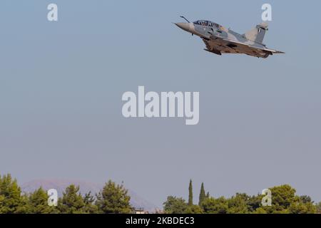 Un Dassault Mirage 2000 dell'HAF dell'aeronautica ellenica della Grecia come visto in una dimostrazione di volo durante l'Athens Flying Week Air Show 2019 all'aeroporto Tanagra Air base LGTG. L'aeronautica greca ha 44 aerei da combattimento Mirrage. Il combattente è un Mirage 2000BG, allenatore a due posti con S/N 202. Il 23 dicembre 2019 la Grecia ha firmato un accordo per l'aggiornamento della sua flotta di aerei da guerra Mirage 2000/5 con un trio di compagnie francesi. L'accordo è stato firmato dalla direzione generale per gli investimenti e gli armamenti della difesa affiliata al ministero e dalle società Dassault Aviation, Thales DMS France e Safran A. Foto Stock