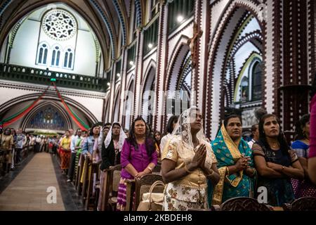 Myanmar i devoti cristiani pregano durante una messa della vigilia di Natale nella Cattedrale di Santa Maria a Yangon, Myanmar, il 24 dicembre 2019. (Foto di Shwe Paw Mya Tin/NurPhoto) Foto Stock