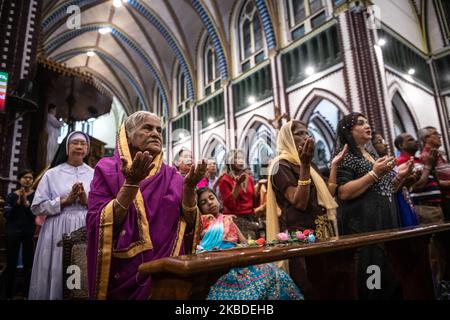 Myanmar i devoti cristiani pregano durante una messa della vigilia di Natale nella Cattedrale di Santa Maria a Yangon, Myanmar, il 24 dicembre 2019. (Foto di Shwe Paw Mya Tin/NurPhoto) Foto Stock