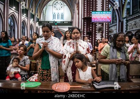Myanmar i devoti cristiani pregano durante una messa della vigilia di Natale nella Cattedrale di Santa Maria a Yangon, Myanmar, il 24 dicembre 2019. (Foto di Shwe Paw Mya Tin/NurPhoto) Foto Stock