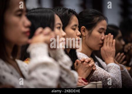 Myanmar i devoti cristiani pregano durante una messa della vigilia di Natale nella Cattedrale di Santa Maria a Yangon, Myanmar, il 24 dicembre 2019. (Foto di Shwe Paw Mya Tin/NurPhoto) Foto Stock