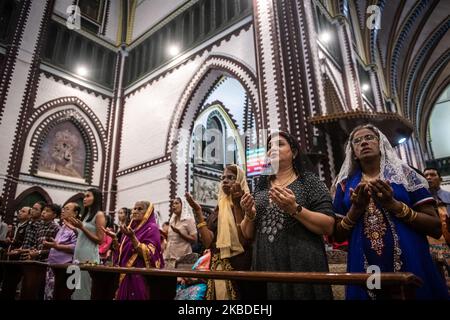 Myanmar i devoti cristiani pregano durante una messa della vigilia di Natale nella Cattedrale di Santa Maria a Yangon, Myanmar, il 24 dicembre 2019. (Foto di Shwe Paw Mya Tin/NurPhoto) Foto Stock