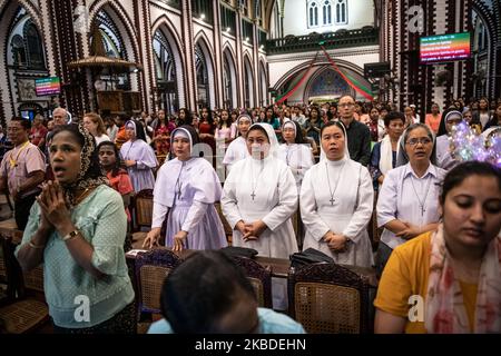 Myanmar i devoti cristiani pregano durante una messa della vigilia di Natale nella Cattedrale di Santa Maria a Yangon, Myanmar, il 24 dicembre 2019. (Foto di Shwe Paw Mya Tin/NurPhoto) Foto Stock