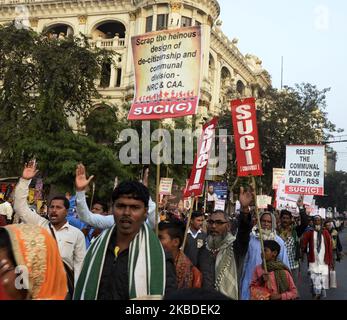 Gli attivisti di SUCI(C) tengono un poster e urla lo slogan durante un raduno per protestare contro la Citizenship Amendment Act (CAA) e la NRC del governo indiano a Kolkata, India, il 24 dicembre 2019.(Foto di Sonali Pal Chaudhury/NurPhoto) Foto Stock