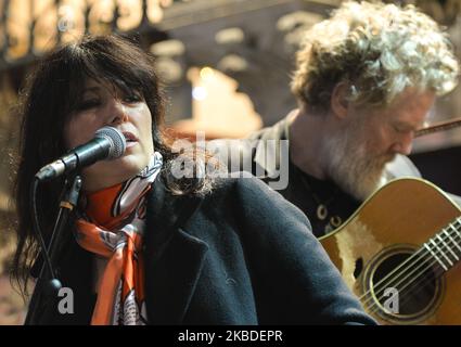 L'Inelda può esibirsi con Glen Hansard durante l'annuale busk della vigilia di Natale in aiuto della Dublin Simon Community al di fuori del Gaiety Theater di Dublino. Centinaia hanno partecipato al concerto annuale di busking sperando di vedere il front man U2 Bono. Martedì 24 dicembre 2019 a Dublino, Irlanda. (Foto di Artur Widak/NurPhoto) Foto Stock