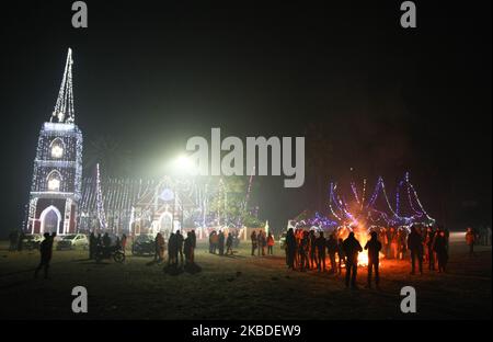 I devoti cristiani partecipano alla processione del fuoco osseo fuori dalla Chiesa di San Pietro ad Allahabad il 24 dicembre 2019, la vigilia di Natale. Nonostante i cristiani formino poco più del 2 per cento del miliardo più la popolazione in India, con gli indù che compongono la maggior parte, Natale è celebrato con molto fanfare e zelo in tutto il paese. (Foto di Ritesh Shukla/NurPhoto) Foto Stock