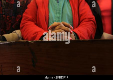 Una donna cristiana prega all'interno della chiesa cattolica durante la celebrazione del compleanno di Gesù Cristo a Srinagar, Kashmir, il 25 dicembre 2019. (Foto di Faisal Khan/NurPhoto) Foto Stock