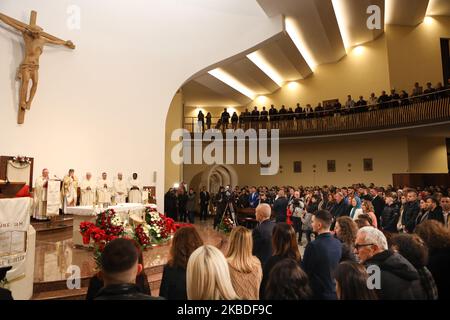 George Antonio Frendo, Arcivescovo di Tirana e Duress, ha celebrato le celebrazioni natalizie in occasione della nascita di Gesù Cristo nell'Arcidiocesi metropolitana di Tirana-Duress il 25 dicembre 2019 a Tirana. Alle cerimonie hanno partecipato anche il presidente albanese Ilir Meta (fronte) e Maryam Rajavi, il presidente eletto del Consiglio Nazionale della resistenza dell'Iran (NCRI) (prima fila, seconda da destra). (Foto di Siavosh Hosseini/NurPhoto) Foto Stock