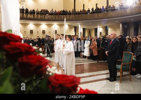 Celebrazioni natalizie che segnano la nascita di Gesù Cristo nell'Arcidiocesi Metropolitana di Tirana-Duress. Alle cerimonie hanno partecipato anche il presidente albanese Ilir Meta (fronte) e Maryam Rajavi, il presidente eletto del Consiglio Nazionale della resistenza dell'Iran (NCRI) (prima fila, seconda da destra). (Foto di Siavosh Hosseini/NurPhoto) Foto Stock