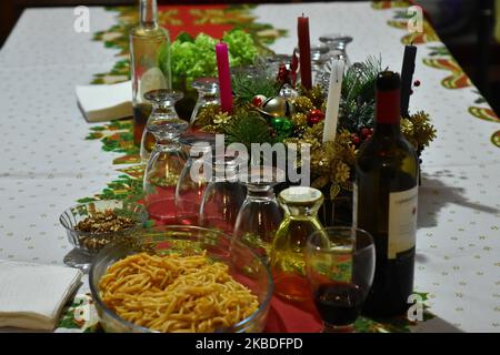 Vista generale di un piatto di maiale farcito accompagnato da lattuga, un cibo classico alla tradizionale cena di Natale, dove la famiglia si riunisce per celebrare la nascita di Gesù come parte delle vacanze di Natale il 24 dicembre 2019 a Città del Messico, Messico (Foto di Eyepix/NurPhoto) Foto Stock