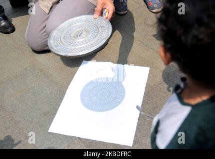 I visitatori osservano il fenomeno di un'eclissi solare parziale (GMP) attraverso un telescopio al Planetarium, Taman Ismail Marzuki (TIM), Cikini, Jakarta, il 26,2019 dicembre. Informazioni dalla Meteorologia, climatologia e Geofisica Agency (BMKG), eclissi solari a Giacarta sono stati visti intorno al 70 per cento, il fenomeno si è verificato fino al 12,36 waktu Indonesia Barat. (Foto di Dasril Roszandi/NurPhoto) Foto Stock