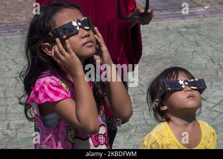 Un certo numero di cittadini e turisti stranieri hanno assistito al fenomeno naturale dell'eclissi solare nell'arcipelago di Rbat, Indonesia, il 26 dicembre 2019. L'eclissi solare è un evento mathari, la luna e la terra si trovano in una linea retta e la luna è tra il sole e la terra in modo che la luce del sole sia bloccata dalla luna in parte o in tutto (Foto di Teguh Prihatna/NurPhoto) Foto Stock