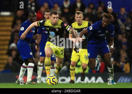 Southamptons Pierre-Emile Hojbjerg e Chelseas Tammy Abraham durante la partita della Premier League tra Chelsea e Southampton a Stamford Bridge, Londra, giovedì 26th dicembre 2019. (Foto di Leila Coker/MI News/NurPhoto) Foto Stock