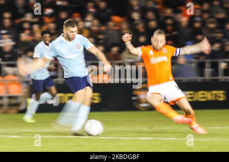 Dion Charles di Accrington Stanley combatte per il possesso con Jay spearing del Blackpool FC durante la partita della Sky Bet League 1 tra Blackpool e Accrington Stanley a Bloomfield Road, Blackpool giovedì 26th dicembre 2019. (Foto di Tim Markland/MI News/NurPhoto) Foto Stock