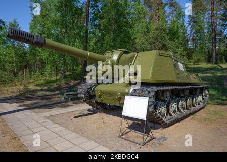 ISOLA di PAROLA, FINLANDIA - 10 GIUGNO 2017: ISU-152 (oggetto 241) è un monte di artiglieria semovente pesante sovietico del periodo della seconda guerra mondiale in una giornata estiva di sole Foto Stock