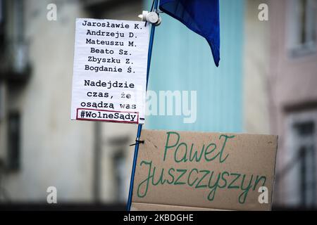 Segni sono visti durante una manifestazione a Varsavia, Polonia, il 23 dicembre 2019 contro la sospensione improvvisa di Pawel Juszczyszyn. Juszczyszyn è un giudice di Olsztyn, nel nord della Polonia, improvvisamente sospeso dopo aver criticato la nomina di un altro giudice da parte del Consiglio Nazionale della Giustizia (KRS) che sovrintende alle denunce contro la magistratura ed è in gran parte sotto il controllo politico dell'attuale partito di diritto e Giustizia euroscettica. Il governo polacco è stato pesantemente criticato dall'Unione europea mettendo in pericolo l'indipendenza della magistratura e nonostante un ripetuto appello ad agire da parte dei manifestanti Foto Stock