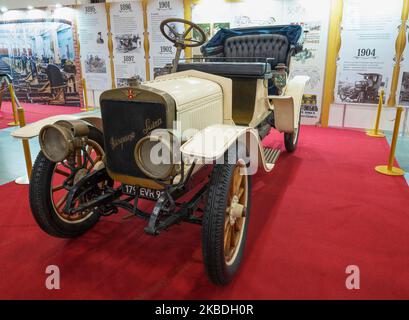 SAN PIETROBURGO, RUSSIA - 23 APRILE 2022: Auto retrò Hispano-Suiza 12/15HP primo piano. Mostra automatica Oldtimer Gallery Foto Stock