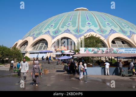TASHKENT, UZBEKISTAN - 03 SETTEMBRE 2022: Vista del padiglione rotondo del mercato alimentare Chorsu in una giornata di sole Foto Stock