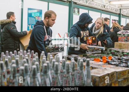 Gli acquirenti sfogliano i fuochi d'artificio sul tavolo durante la vendita di magazzino a Eitorf, Colonia, Germania il 28 dicembre 2019. Circa 6000 persone si presenta oggi per il primo giorno WECO Fireworks in-house Factory sale in Eitorf. La vendita è limitata solo in tre giorni fino alla vigilia di Capodanno. (Foto di Ying Tang/NurPhoto) Foto Stock