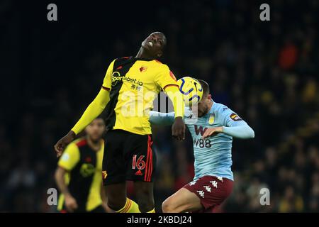 Watfords Abdoulaye Doucoure vince la sfida principale contro Aston Villas Conor Hourihane durante la partita della Premier League tra Watford e Aston Villa a Vicarage Road, Watford sabato 28th dicembre 2019. (Foto di Leila Coker/MI News/NurPhoto) Foto Stock