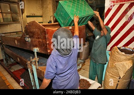 I lavoratori hanno messo le foglie di tè in una macchina di essiccazione presso la fabbrica di tè Geragama di Pilimathalawa, Sri Lanka. Geragama è una delle più antiche e pregiate piantagioni di tè dello Sri Lanka, risalente al 1903. (Foto di Creative Touch Imaging Ltd./NurPhoto) Foto Stock