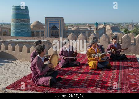 KHIVA, UZBEKISTAN - 06 SETTEMBRE 2022: Ensemble di artisti di musica tradizionale uzbeka sullo sfondo del paesaggio cittadino Foto Stock