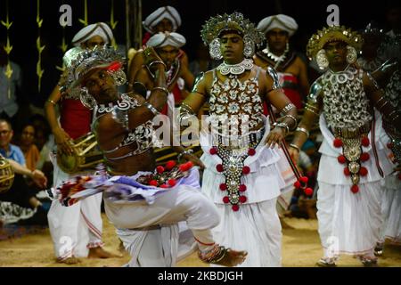 Il ballerino tradizionale dello Sri Lanka esegue la tradizionale cerimonia ritualistica di Kohoba Kankaiya a Kotte Rajamaha Viharaya Colombo, Sri Lanka, il 28 dicembre 2019 (Foto di Achila Jayawardana/NurPhoto) Foto Stock