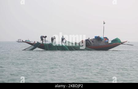 I pescatori indiani catturano i pesci nella mattina nebbiosa sul fiume Matla nel Sundarban, 24 sud distretto di Parganas del Bengala occidentale, India domenica, 29th dicembre, 2019. Sundarbans è la più grande foresta naturale di mangrovie del mondo, patrimonio dell'umanità dell'UNESCO. (Foto di Sonali Pal Chaudhury/NurPhoto) Foto Stock