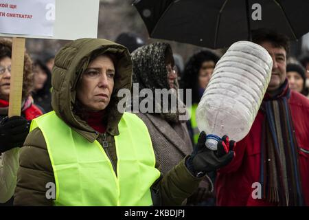 Cittadini della città di Pernik in processione e preghiera pubblica per la pioggia. Hanno protestato contro il regime idrico della città e hanno chiesto ai responsabili della crisi idrica di assumersi le proprie responsabilità. (Foto di Hristo Vladev/NurPhoto) Foto Stock